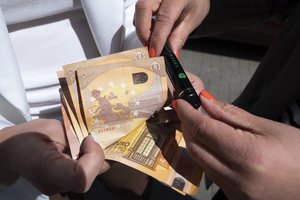 Draudimai čia nė motais: nors lentynose šių prekių nebeturėtų būti, pirkėjams jos – vis dar prieinamos