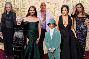 Sportbačiai, gilios iškirptės ir kasdienės suknelės – ant raudonojo „Auksinių gaublių“ kilimo sužibėti pavyko ne visiems