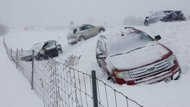 Žiemos audra į JAV atnešė gausų sniegą ir šaltį: fiksuojama šimtai avarijų, uždarytos mokyklos, atšaukti skrydžiai