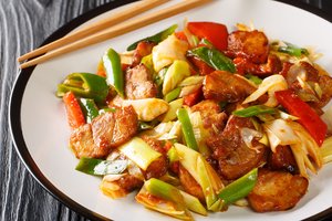 Ką paruošti vakarienei: neturintiems daug laiko patiks pikantiškas kiaulienos troškinys 