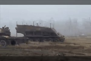 Kas vyksta? Rusai pėstininkų transportavimui naudoja jau ir tankus