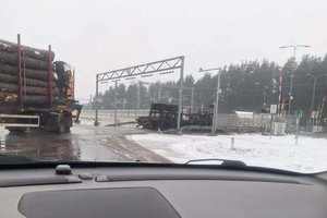 Vilniaus rajone – miškovežio avarija: apvirto priekaba, šalia geležinkelio pervažos išsibarstė rąstai
