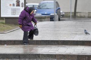 Pavojingi reiškiniai neskubės trauktis: įspėja dėl plikledžio ir lijundros