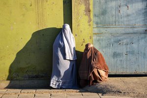 Talibanas uždraudė langus namuose, kad juose niekas nepamatytų moterų