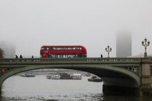 Londono autobuse peiliu nudurtas paauglys