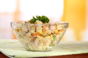 Į tradicines salotas vietoj žirnelių įdėkite šią daržovę – kitaip gaminti nebenorėsite