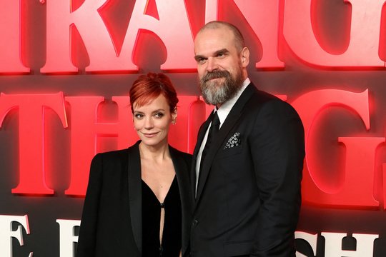 Skiriasi dainininkė L. Alen ir „Stranger Things“ žvaigždė D. Harbouras: pričiupo apgaudinėjant