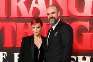 Skiriasi dainininkė L. Alen ir „Stranger Things“ žvaigždė D. Harbouras: pričiupo apgaudinėjant