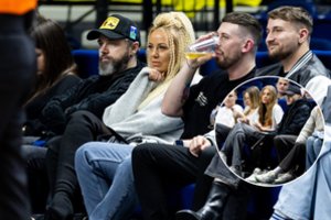 Krepšinio rungtynės atviliojo žinomus veidus: dėmesį kaustė žaismingai šukuoseną pakeitusi Mia Pilibaitytė