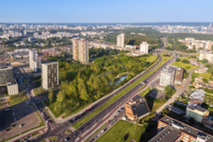 Vietoj pelkynės – naujas skveras Viršuliškėse