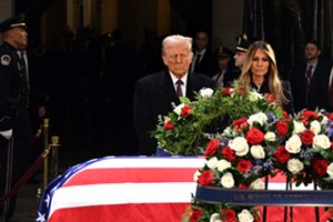 D. Trumpas Kapitolijuje atidavė pagarbą J. Carteriui