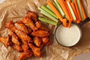 Išdavė slaptą sparnelių traškumo ingredientą: jeigu apie šią keistenybę nežinojote – privalote išmėginti