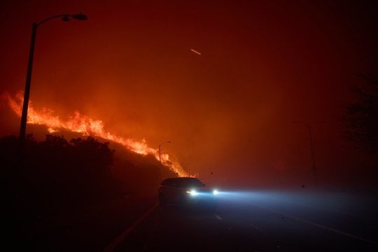 Užfiksavo, kaip greitai plinta gaisras Los Andžele: gesinimo ištekliai pasiekė ribas