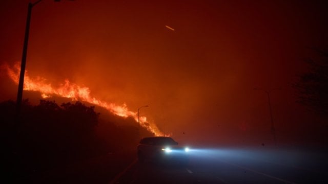 Užfiksavo, kaip greitai plinta gaisras Los Andžele: gesinimo ištekliai pasiekė ribas