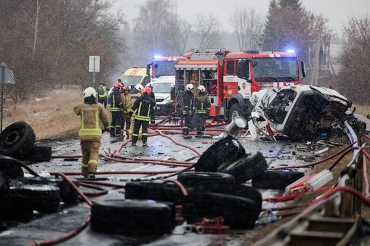 Užfiksavo tragiškos avarijos Vilniaus r. vietą: į vilkiko galą įsirėžus „Volvo“, žuvo du žmonės, sunkiasvoris užsidegė