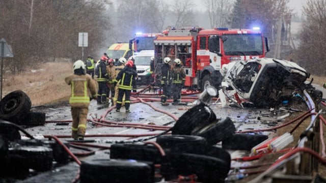 Užfiksavo tragiškos avarijos Vilniaus r. vietą: į vilkiko galą įsirėžus „Volvo“, žuvo du žmonės, sunkiasvoris užsidegė