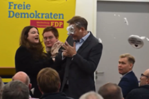 Buvęs Vokietijos finansų ministras apmėtytas skutimosi putomis