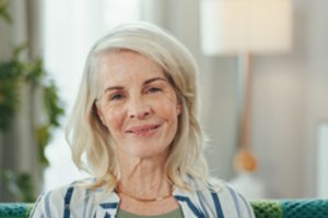 Bauginantis tyrimas: populiarus būdas moterims atitolinti senatvę didina demencijos riziką