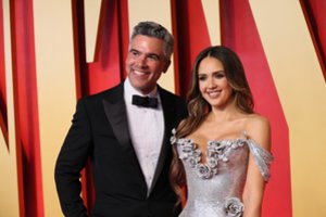 Byra aktorės J. Albos ir kino prodiuserio C. Warreno santuoka: vedę buvo 16 metų