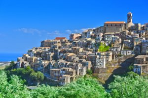 Italijos miestelyje – neįprastas valdžios sprendimas: gyventojams draudžiama susirgti