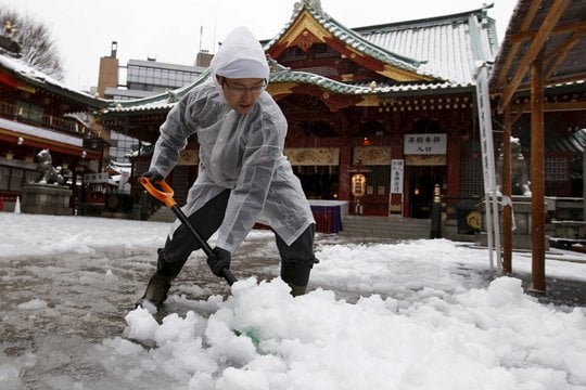 Japonija kovoja su gausiu snygiu: iššūkius kėlė prastos eismo sąlygos