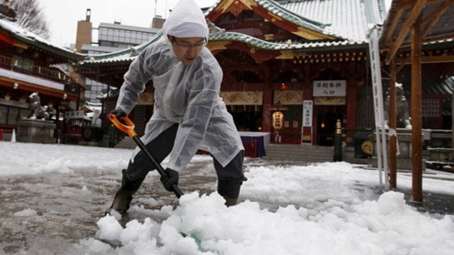 Japonija kovoja su gausiu snygiu: iššūkius kėlė prastos eismo sąlygos