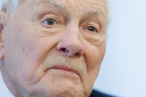 Santaros klinikos prakalbo apie V. Adamkaus sveikatos būklę: prezidentas ir toliau lieka ligoninėje