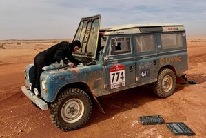 Kuriozas Dakaro greičio ruožo finiše: „Ovoko Racing“ komanda finišavo su šturmanu ant variklio