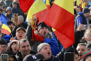 Tūkstančiai rumunų protestuoja prieš prezidento rinkimų anuliavimą