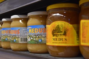 Bitininkas atvirai pasakė, kokį medų pardavinėja prekybos tinklai ir ką iš tiesų įsigyjame pirkdami iš Kinijos atvežtą produkciją