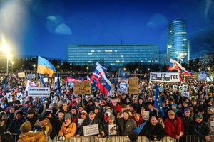 Slovakijoje tūkstančiai žmonių protestavo prieš vyriausybės politiką Ukrainos atžvilgiu