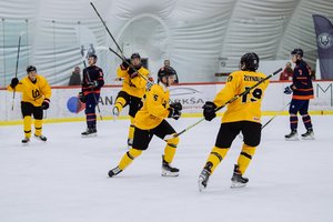 13 auksinių įvarčių: Lietuvos jaunieji ledo ritulininkai mače dėl aukso privertė vartininką tiesiog verkti