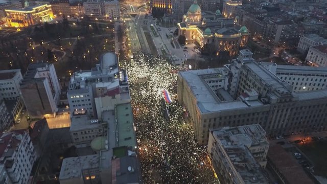 Į Serbijos gatves plūsta tūkstančiai protestuotojų: dėl avarijos geležinkelio stotyje kaltina korupciją