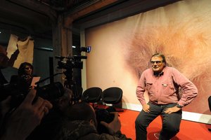 Mirė Italijos fotografas Oliviero Toscani, sukūręs šokiruojančias „Benetton“ reklamas