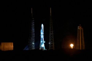 „Blue Origin“ nutraukė bandymą paleisti savo galingiausią iki šiol sukurtą raketą