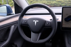 „Tesla“ Vokietijos gamykloje pradeda gaminti naują „Model Y“