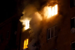 Gaisrai daugiabučiuose: žmonių gyvybes dažniausiai pražudo neatsargus rūkymas ir neatsargus elgesys