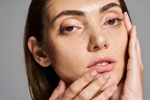 Gydytoja: pigmentines odos dėmes gali išprovokuoti ir ekranų skleidžiama šviesa