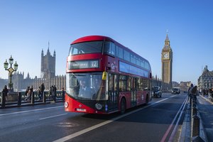 Žiaurus išpuolis Londone: autobuse peiliu mirtinai subadytas 14 metų berniukas, sulaikyti du paaugliai