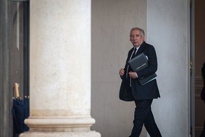 Naujajam Prancūzijos ministrui pirmininkui gresia balsavimas dėl nepasitikėjimo