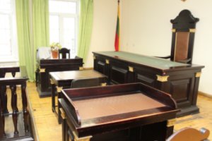 Kauno teismo posėdyje kaltinamasis sumušė teisėją – metė 3 kėdes ir smogė kumščiu