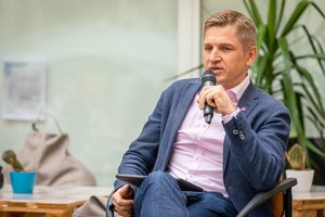 Ministerija stabdo finansavimą „Sidabrinei linijai“ – koją pakišo nelegalus darbas