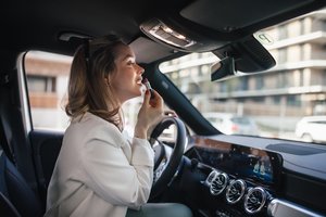 Su pavydu nužvelgdavau turtingos kaimynės gyvenimą: niekas nežino, kokią kainą už tai moka