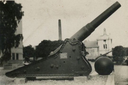 Kauno tvirtovės pabūklas prie Vytauto Didžiojo karo muziejaus ir tolumoje matoma elektrinė, 1938–1940 m.