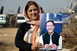 Buvęs Pakistano premjeras I. Khanas nuteistas kalėti 14 metų už kyšininkavimą