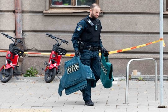 Per incidentą Vilniaus centre iškeldinamas iš buto vyras nelegaliu pistoletu nušovė advokatą, o du pareigūnus sužeidė.