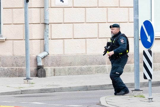 Per incidentą Vilniaus centre iškeldinamas iš buto vyras nelegaliu pistoletu nušovė advokatą, o du pareigūnus sužeidė.