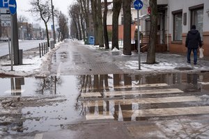 Kauniečiai šaiposi iš nutiesto dviračių tako: juokauja, kad tai – tvari greičio mažinimo priemonė