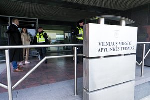 Vandens buteliukus į Vilniaus teisėją mėtę kaltinamieji pasiųsti už grotų