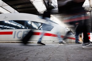 Tikras stebuklas: vyras išgyveno įsikabinęs į 282 km/val. greičiu lekiantį traukinį